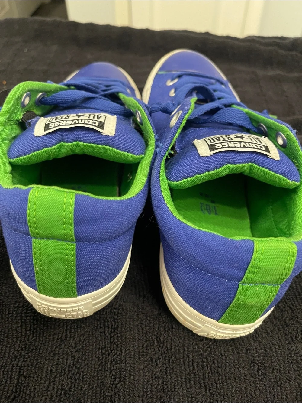 Converse Kids Low-Top Sneakers in Royal Blue with Lime Green Lining